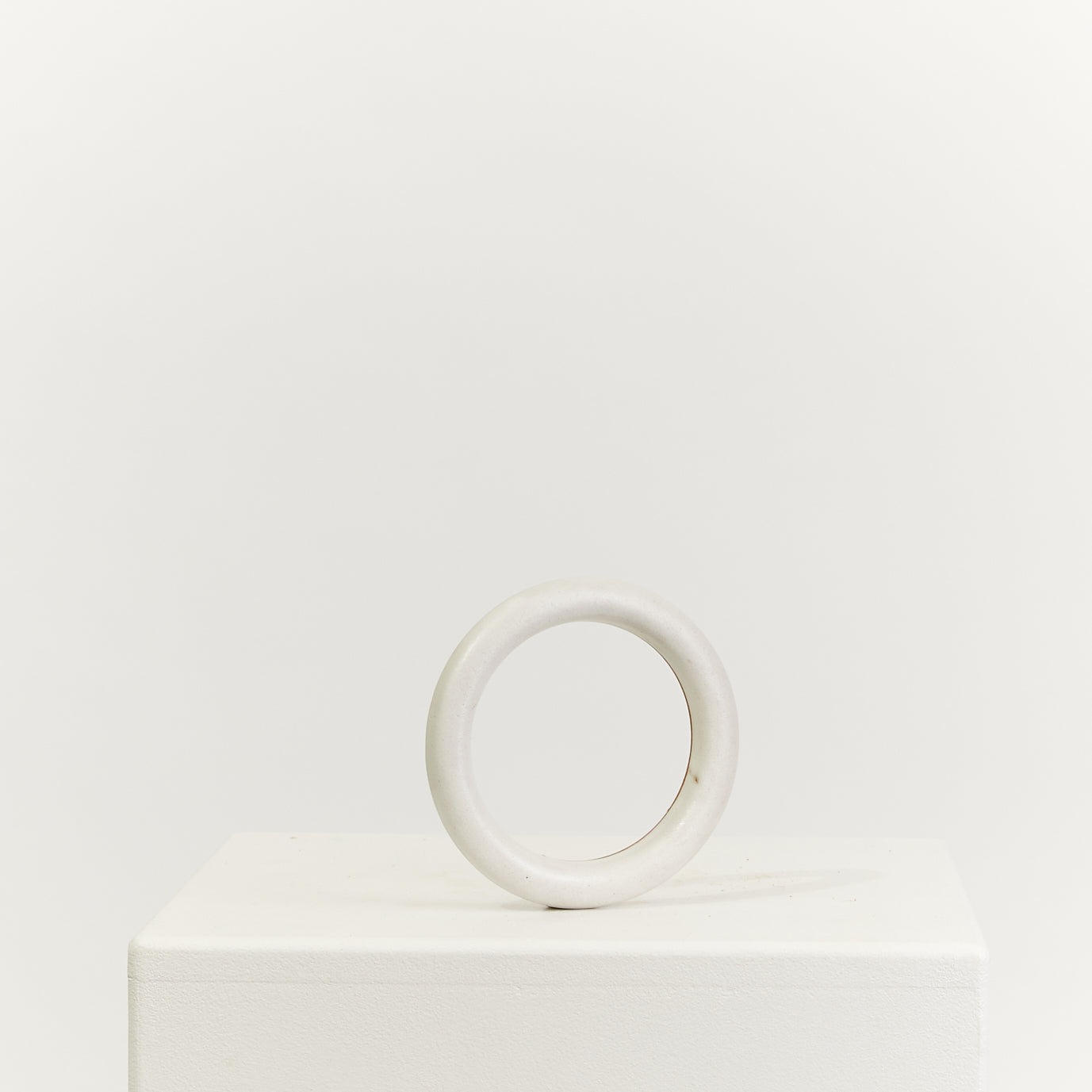 Ceramic ring - white/thin - HIRE ONLY